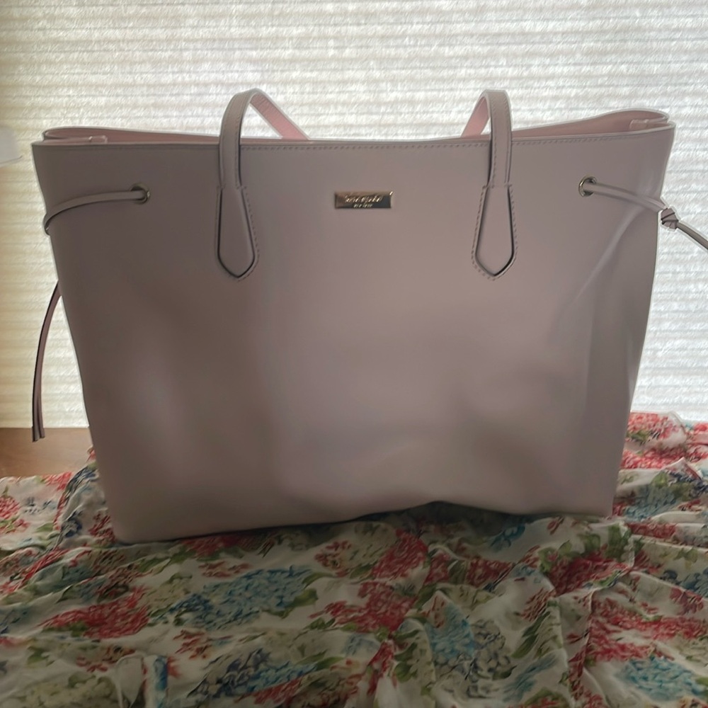 Kate Spade.Soft pink tote.NWT
16” wide
12” deep